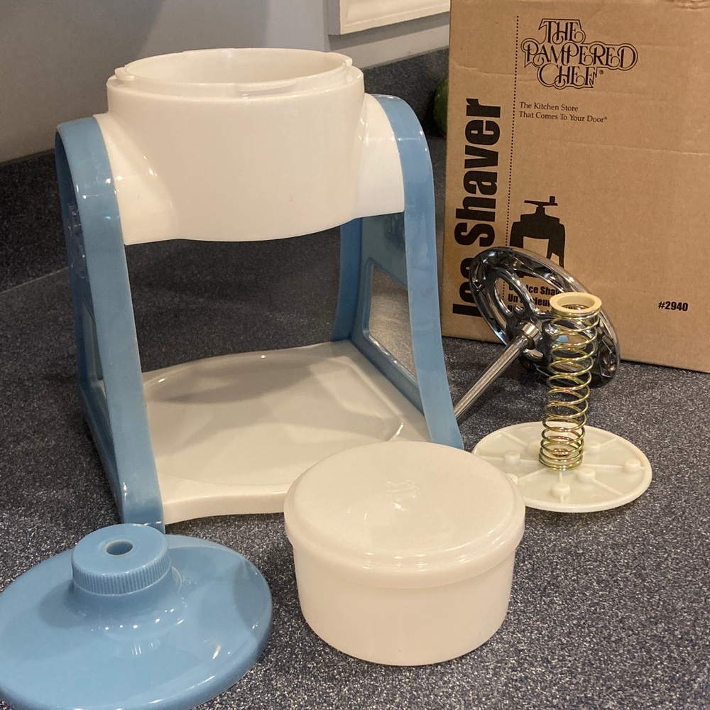 The Pampered Chef Blue and White Ice Shaver